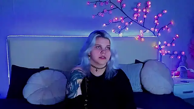 Snapshot of JoannLowe chatting on 09.30.25 JoannLowe online show from 09.30.25