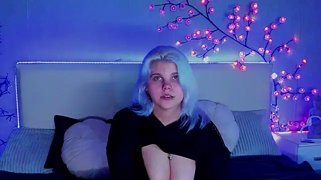 Snapshot of JoannLowe chatting on 10.20.25 JoannLowe online show from 10.20.25