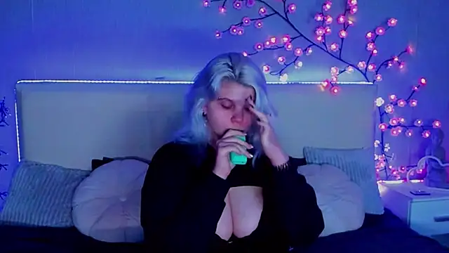 Snapshot of JoannLowe chatting on 11.02.25 JoannLowe online show from 11.02.25