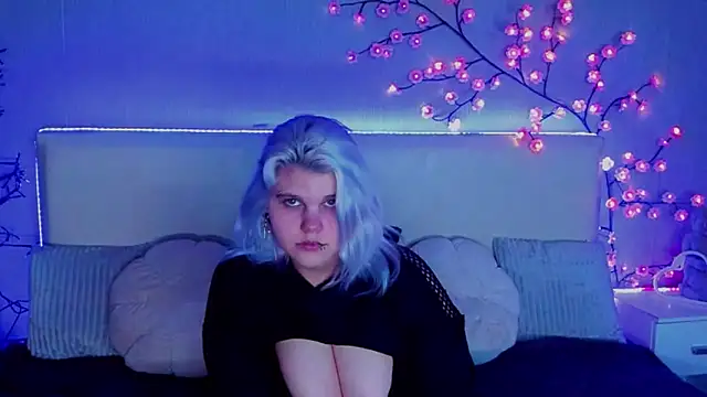 Snapshot of JoannLowe chatting on 11.09.25 JoannLowe online show from 11.09.25