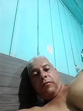 Snapshot of gordonunes chatting on 12.15.25 gordonunes online show from 12.15.25