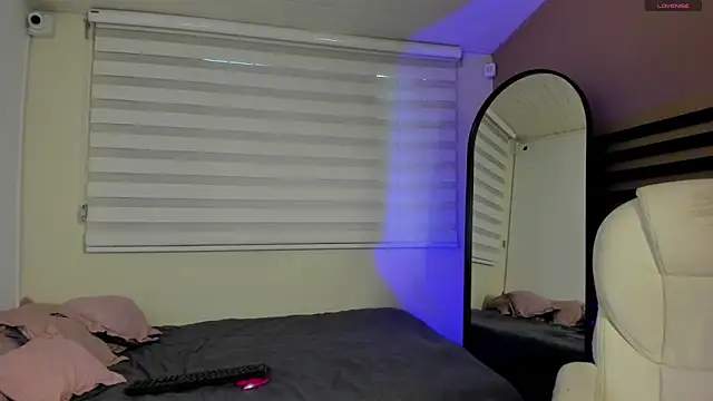 Catyloves online show from 11.27.25