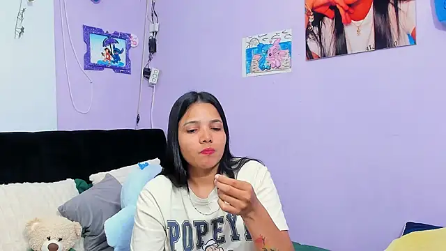 Snapshot of sara_mendez2 chatting on 10.21.25 sara mendez2 online show from 10.21.25