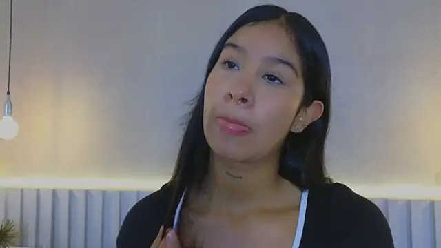 Snapshot of Aida_moreno chatting on 10.13.25 Aida moreno online show from 10.13.25