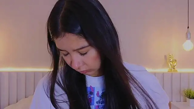 Snapshot of Aida_moreno chatting on 11.06.25 Aida moreno online show from 11.06.25