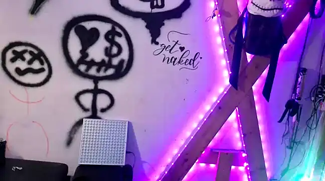 Snapshot of KRYZTALYNXXX chatting on 12.24.24 KRYZTALYNXXX online show from 12.24.24