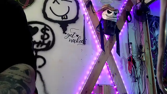 Snapshot of KRYZTALYNXXX chatting on 12.27.24 KRYZTALYNXXX online show from 12.27.24