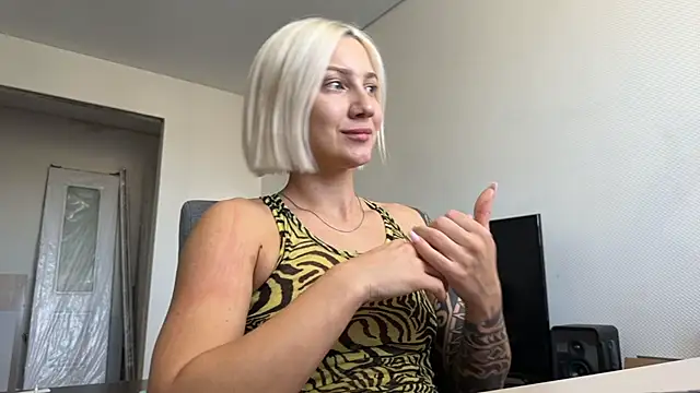 Snapshot of AnneBall chatting on 06.04.26 AnneBall online show from 06.04.26