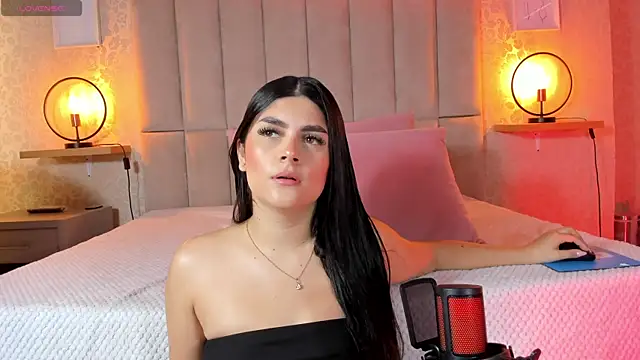 Snapshot of Amy-Saenz chatting on 10.25.25 Amy-Saenz online show from 10.25.25