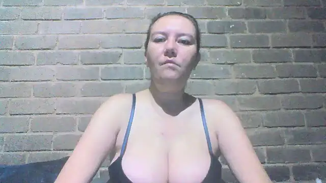 Snapshot of EksJouneMwah chatting on 04.29.26 EksJouneMwah online show from 04.29.26