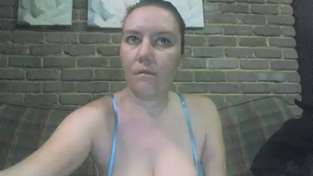Snapshot of EksJouneMwah chatting on 05.17.26 EksJouneMwah online show from 05.17.26