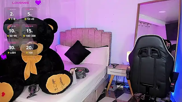 Snapshot of alexia_mattel chatting on 11.08.25 alexia mattel online show from 11.08.25