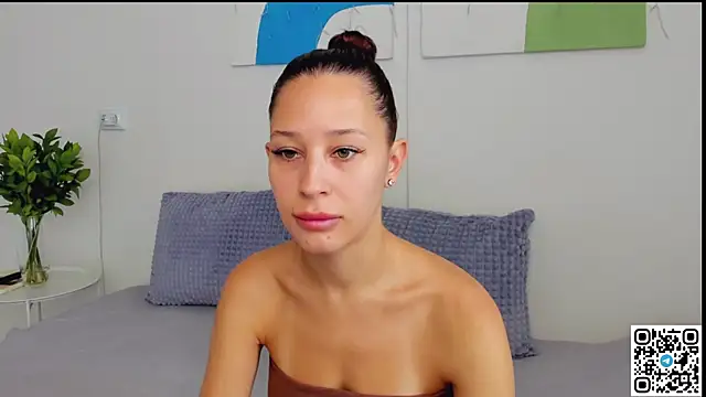 Snapshot of SelenaRousey chatting on 07.04.26 SelenaRousey online show from 07.04.26