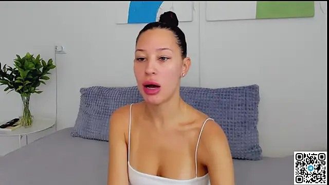 Snapshot of SelenaRousey chatting on 07.12.26 SelenaRousey online show from 07.12.26