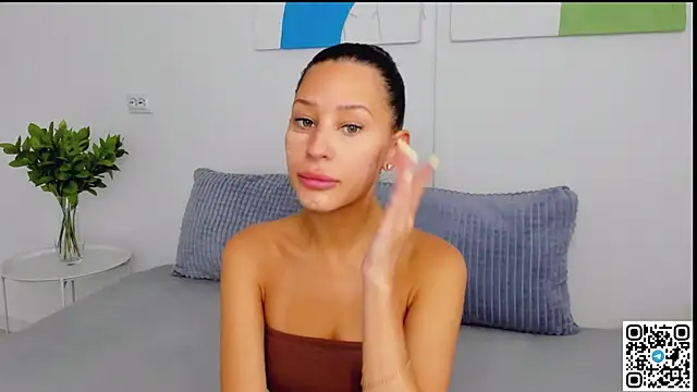 Snapshot of SelenaRousey chatting on 08.02.26 SelenaRousey online show from 08.02.26