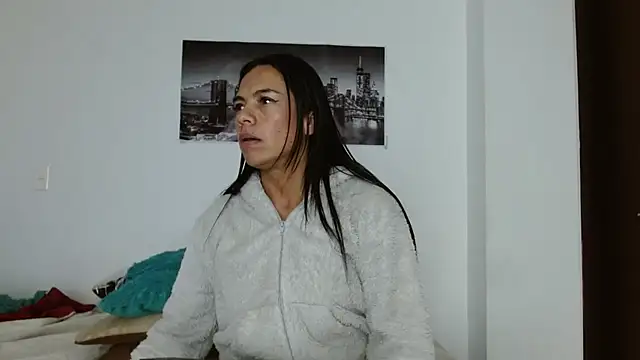 Snapshot of chicafitcaliente chatting on 10.23.25 chicafitcaliente online show from 10.23.25