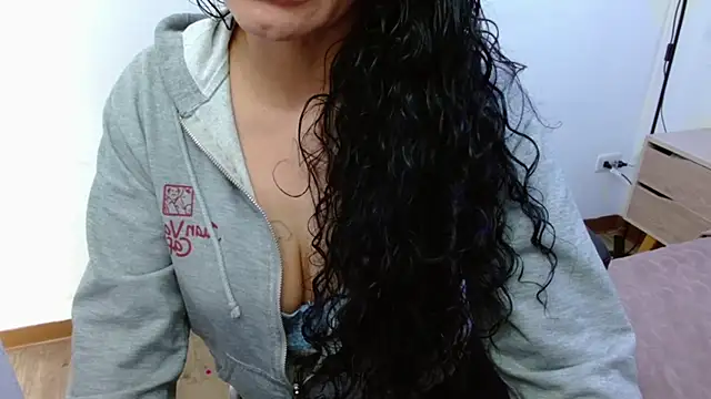 Snapshot of AlexandraJones_ chatting on 10.04.25 AlexandraJones online show from 10.04.25