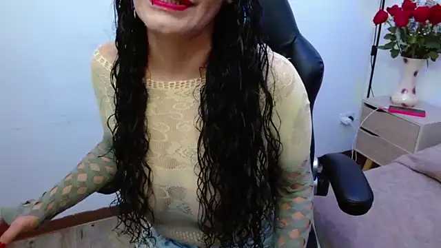 Snapshot of AlexandraJones_ chatting on 10.05.25 AlexandraJones online show from 10.05.25