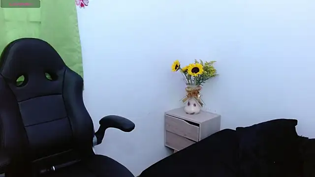 Snapshot of AlexandraJones_ chatting on 10.20.25 AlexandraJones online show from 10.20.25