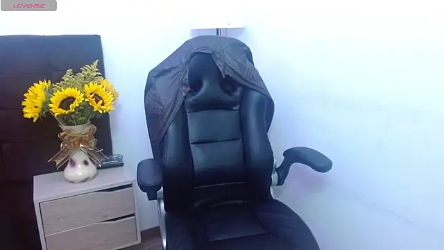 Snapshot of AlexandraJones_ chatting on 10.27.25 AlexandraJones online show from 10.27.25