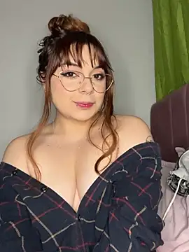 Snapshot of NatyOlson chatting on 03.18.25 NatyOlson online show from 03.18.25