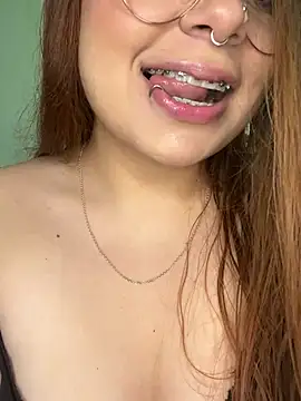 Snapshot of NatyOlson chatting on 03.22.25 NatyOlson online show from 03.22.25