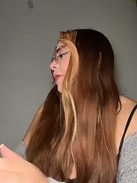 Snapshot of NatyOlson chatting on 10.03.25 NatyOlson online show from 10.03.25