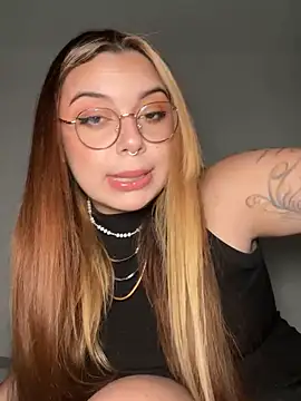 Snapshot of NatyOlson chatting on 10.24.25 NatyOlson online show from 10.24.25