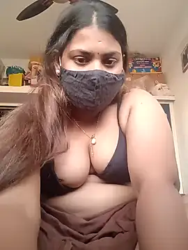 Snapshot of Hotmilfxox chatting on 12.17.24 Hotmilfxox online show from 12.17.24