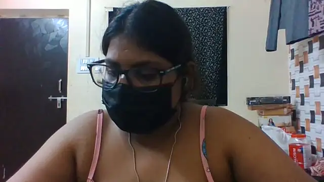 Snapshot of Hotmilfxox chatting on 06.03.26 Hotmilfxox online show from 06.03.26