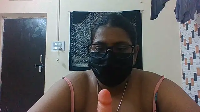 Snapshot of Hotmilfxox chatting on 06.20.26 Hotmilfxox online show from 06.20.26