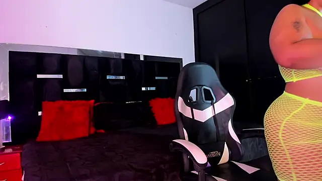 Snapshot of Tasha_Sant chatting on 10.15.25 Tasha Sant online show from 10.15.25