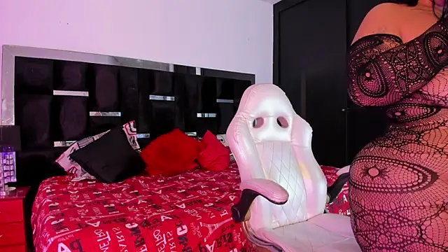 Snapshot of Tasha_Sant chatting on 10.27.25 Tasha Sant online show from 10.27.25