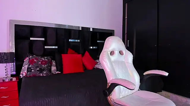 Snapshot of Tasha_Sant chatting on 10.29.25 Tasha Sant online show from 10.29.25