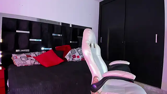 Snapshot of Tasha_Sant chatting on 11.04.25 Tasha Sant online show from 11.04.25