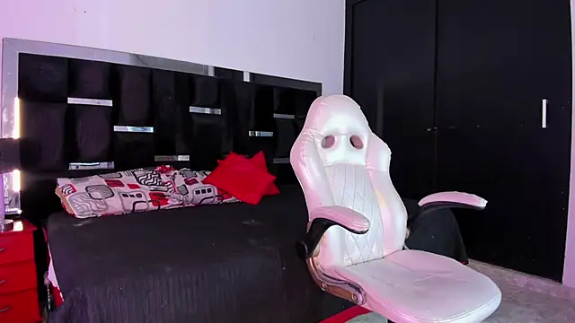 Snapshot of Tasha_Sant chatting on 11.05.25 Tasha Sant online show from 11.05.25