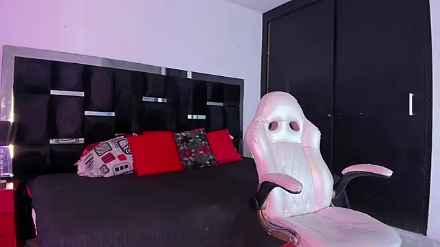 Snapshot of Tasha_Sant chatting on 11.08.25 Tasha Sant online show from 11.08.25