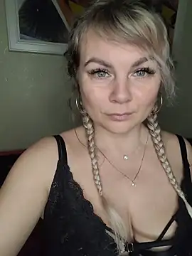 candy queeen online show from 11.26.25