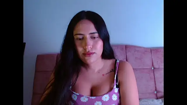 Snapshot of Paris-love chatting on 10.31.25 Paris-love online show from 10.31.25