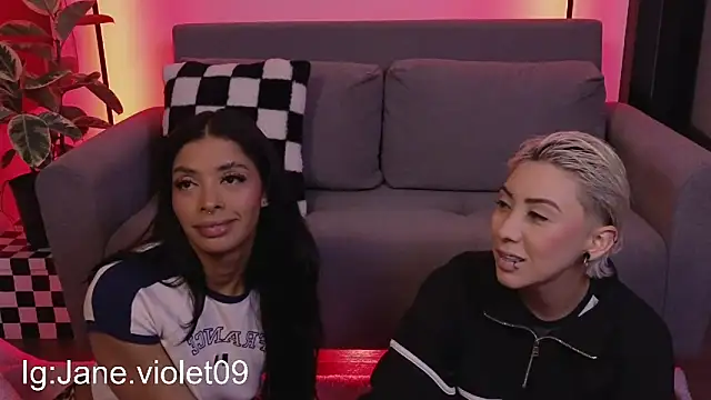 Snapshot of jane_hart_ chatting on 10.21.25 jane hart online show from 10.21.25