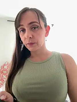 Snapshot of natalie_cowens chatting on 06.18.26 natalie cowens online show from 06.18.26