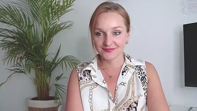 Snapshot of AliciaDesire chatting on 10.15.25 AliciaDesire online show from 10.15.25