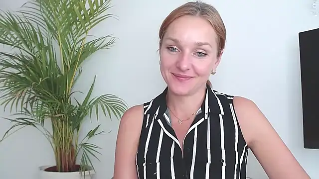 Snapshot of AliciaDesire chatting on 10.16.25 AliciaDesire online show from 10.16.25