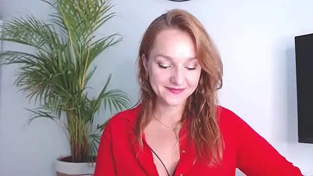 Snapshot of AliciaDesire chatting on 10.21.25 AliciaDesire online show from 10.21.25