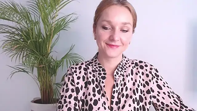 Snapshot of AliciaDesire chatting on 10.30.25 AliciaDesire online show from 10.30.25