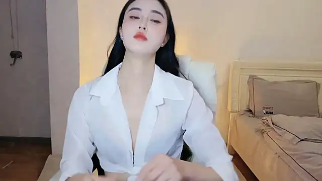 Snapshot of LI-200310 chatting on 12.23.25 LI-200310 online show from 12.23.25