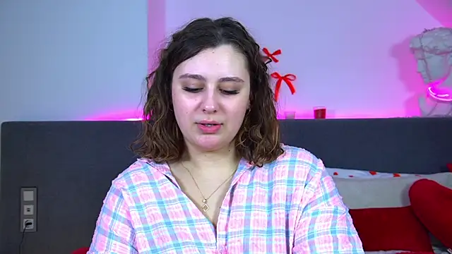 Snapshot of MaryMurray chatting on 02.15.26 MaryMurray online show from 02.15.26