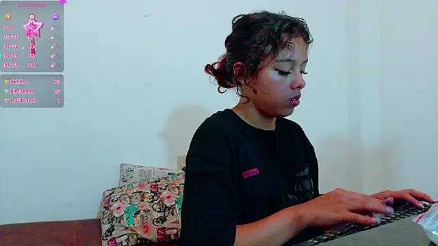 Snapshot of clydexxxbunny chatting on 12.29.24 clydexxxbunny online show from 12.29.24