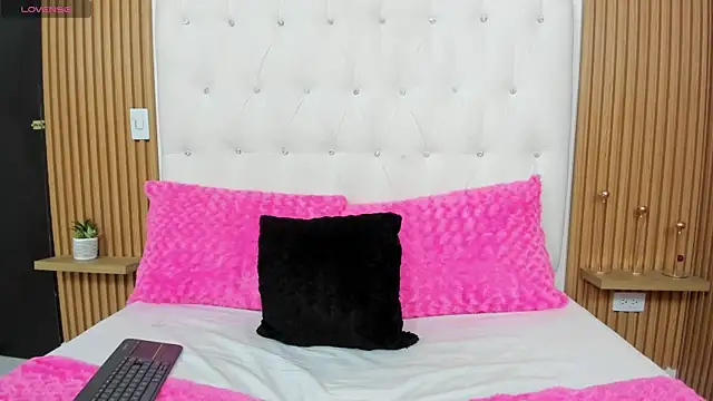 Snapshot of MartinaWestt chatting on 07.01.26 MartinaWestt online show from 07.01.26