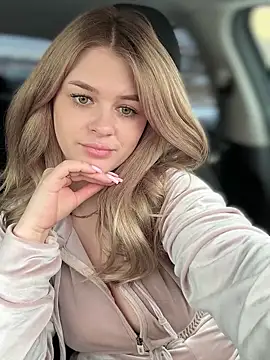 Snapshot of Love_Bri chatting on 03.18.25 Love Bri online show from 03.18.25